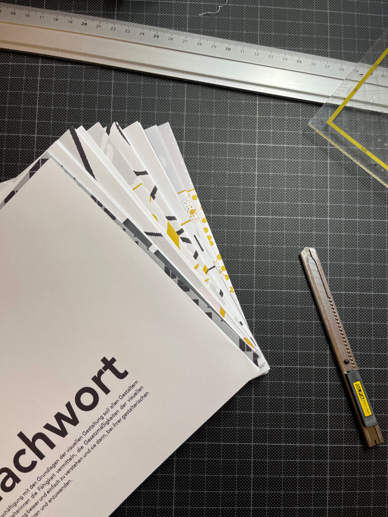 Foto von gedruckten Seiten von einerm Booklet