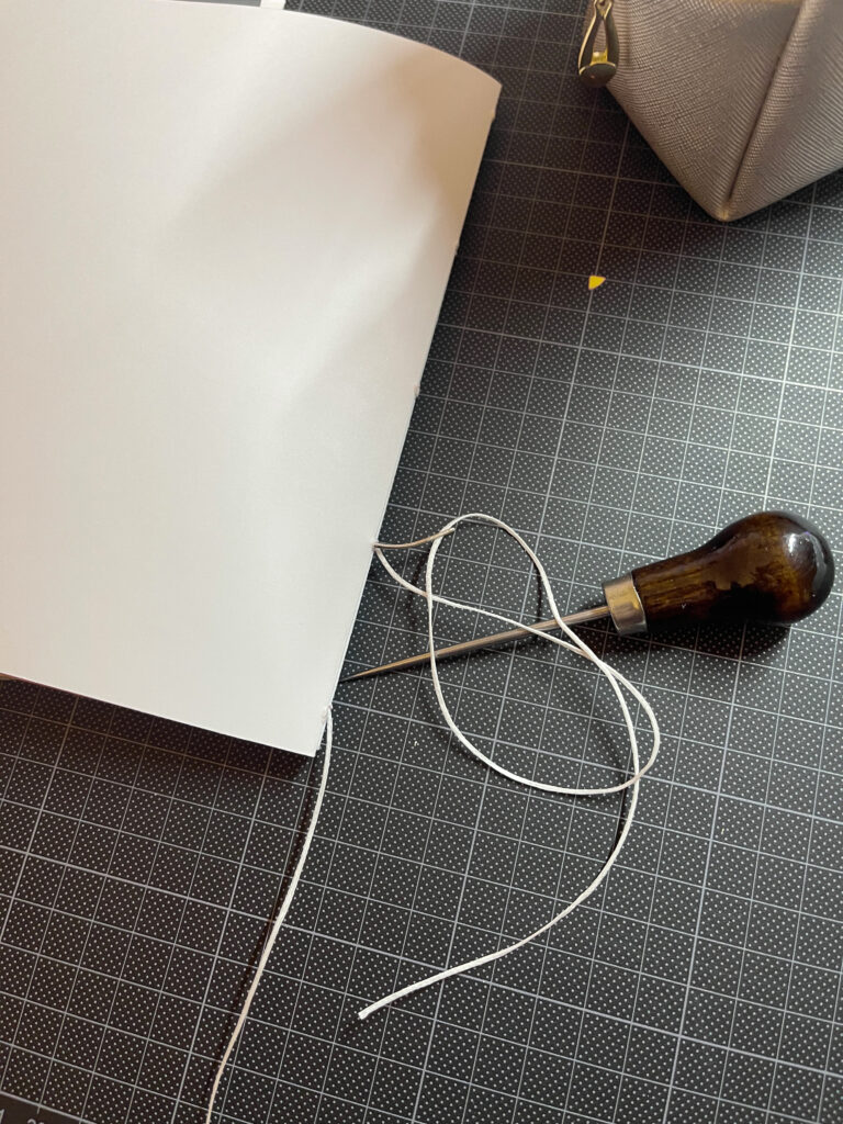 Foto von einer Aale und Papier beim Buchbinden