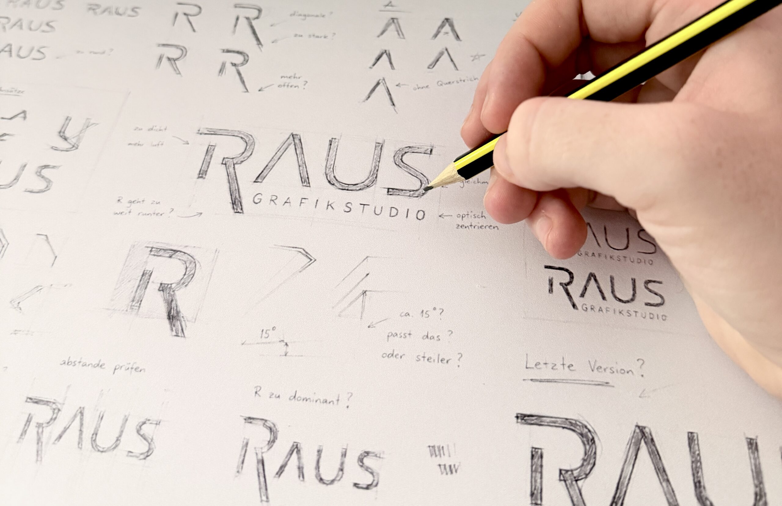 Logoskizzen von studioRAUS
